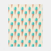 青いアイスクリームのコーンパターン、淡い黄色 フリースブランケット (正面)