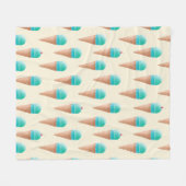 青いアイスクリームのコーンパターン、淡い黄色 フリースブランケット (正面(横))