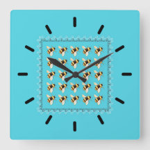 青いアクリルの壁時計に蜂