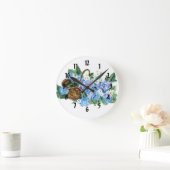 青いアジサイと白い小さな麦わらのバスケット ラウンド壁時計 (ホーム)