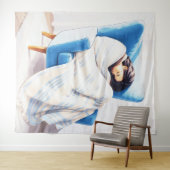 青いアームチェアで眠る女性のフリースケット タペストリー (インサイチュ(横))
