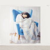青いアームチェアで眠る女性のフリースケット タペストリー (正面)