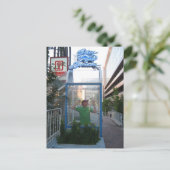 青いイグアナ – 縦 ポストカード (スタンド正面)