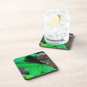 青いイトトンボが緑の葉の上に止まっている コースター (右側)