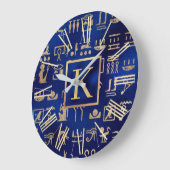 青いイニシャルの上の黄金のエジプトの象形文字 ラージ壁時計 (傾斜)