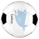 青いイニシャル入りサッカーボール かわいいサメ サッカーボール (回転)