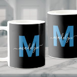 青いイニシャル名モノグラム コーヒーマグカップ<br><div class="desc">青パーソナライズされた色の黒と白のイニシャルのスクリプト名モノグラムのコーヒーマグ。このお洒落モノグラムのマグはミニマモダンリストのスタイルとシンプルまだ見た目のを組み合わせスタイリッシュ、任意のコーヒーや紅茶の愛好家に最適である。黒地にはっきりした青いイニシャルと白い台本の名前を付け、両側にモノグラムが表示さ与えれ、あらゆる角度からパーソナライズされたtouchである。家庭やオフィス、あるいは思いやりある贈り物として理想的な、クラシックの洗練とクリーンなタイポグラフィで作られている。誕生日素晴らし、引っ越し祝いパーティー、休日、または単に、このシックなマグカップは、誰の日にスタイリッシュ個人の要素を追加する選択!</div>