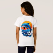 青いイルカが海の波を飛び越える Tシャツ (裏面フル)