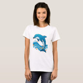 青いイルカが海の波を飛び越える Tシャツ (正面フル)