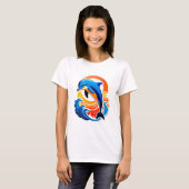 青いイルカが海の波を飛び越える Tシャツ (正面フル)