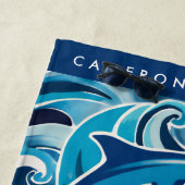 青いイルカと波のカスタマイズ ビーチタオル (インサイチュ)