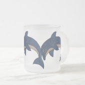 青いイルカを飛び跳ねる三つのかすえたグリッター フロストグラスマグカップ (正面右)