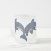 青いイルカを飛び跳ねる三つのかすえたグリッター フロストグラスマグカップ (正面左)