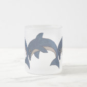 青いイルカを飛び跳ねる三つのかすえたグリッター フロストグラスマグカップ (中央)