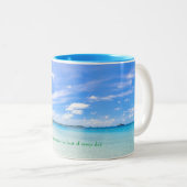 青いインテリア及び熱帯プリントが付いているマグ ツートーンマグカップ (正面右)