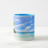 青いインテリア及び熱帯プリントが付いているマグ ツートーンマグカップ (中央)