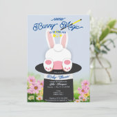 青いウサギの魔法の帽子の手品の庭のベイビーシャワー 招待状 (スタンド正面)