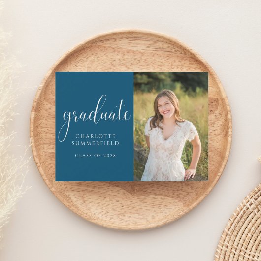 青いエレガントなスクリプトの卒業写真招待状 招待状