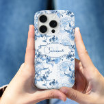 青いエレガントフローラ名/モノグラム iPhone 15 PROケース<br><div class="desc">エレガントヴィンテージインスパイア刻み青と白の花の模様と装飾用の巻物とつる植物が付いた文字のフィールドとのラベルの名前とモノグラムカスタム。</div>