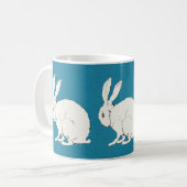 青いエレガント上に座っている白いウサギ コーヒーマグカップ (正面左)