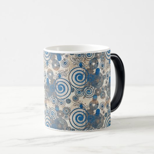 青いエレガント回転パターンの背景デザイン モーフィングマグカップ (正面右)