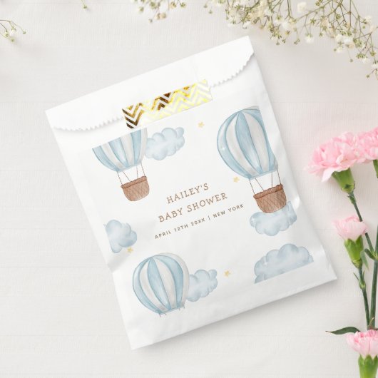 青いエレガント熱気球の雲の少年の赤ちゃんシャワー フェイバーバッグ (封をした状態)
