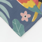 青いオウムの陸熱帯パターンモノグラム フリースブランケット (角)