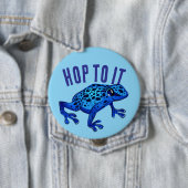 青いカエルに飛び乗る 缶バッジ (インサイチュ)