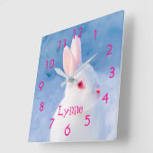 青いカスタム雪の背景にかわいい白うさぎ スクエア壁時計 (傾斜)