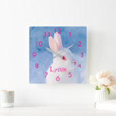 青いカスタム雪の背景にかわいい白うさぎ スクエア壁時計 (ホーム)