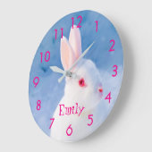 青いカスタム雪の背景にかわいい白うさぎ ラージ壁時計 (傾斜)
