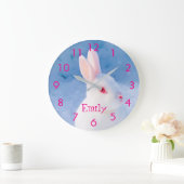 青いカスタム雪の背景にかわいい白うさぎ ラージ壁時計 (ホーム)