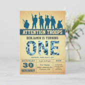 青いカモフラージュ カモフラージュ ファースト バースデー インビテーション (スタンド正面)