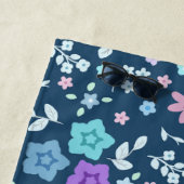 青いカラフル背景にかわいい花柄 ビーチタオル (インサイチュ)