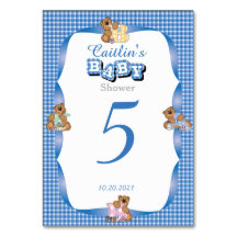 青いカントリープレイドとベビーがテーブル番号を持つ