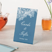 青いカードとギフトに白いレース 台座サイン (インサイチュ)