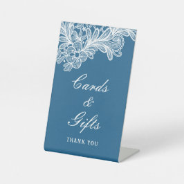 青いカードとギフトに白いレース 台座サイン