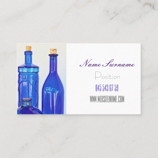 青いガラスによって栓をされる並べられたボトルの名刺 名刺 (裏面)