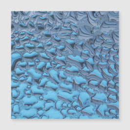 青いガラスに穏やかな雨滴