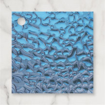 青いガラスに穏やかな雨滴