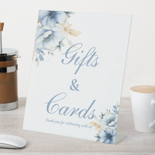 青いギフトとカードのサインをする前に何か青 台座サイン (インサイチュ)