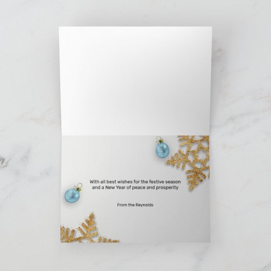 青いギフトボックスのクリスマスボール ゴールドの雪の結晶 カード (内部)