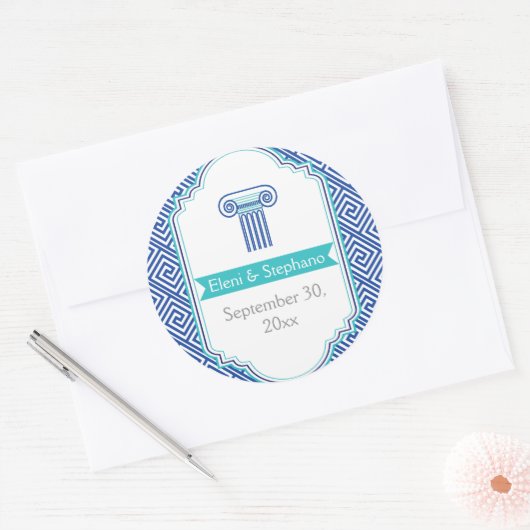 青いギリシャ語の鍵と列の結婚式の日付を保存 ラウンドシール (封筒)