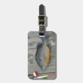 青いギルと魚釣りのルアーとフック ラゲッジタグ (正面縦)