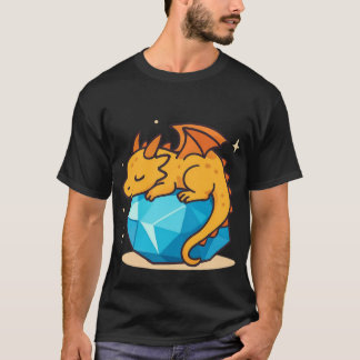 青いクリスタル宝石の上で眠るかわいい黄色のドラゴン Tシャツ