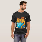 青いクリスタル宝石の上で眠るかわいい黄色のドラゴン Tシャツ (正面フル)