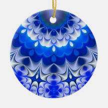 青いクリスマスのオーナメントの陰