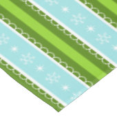 青いクリスマスの雪片及び緑のストライプなパターン テーブルクロス (アングル)