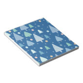 青いクリスマスツリーと雪のパターン ノートパッド (アングル)