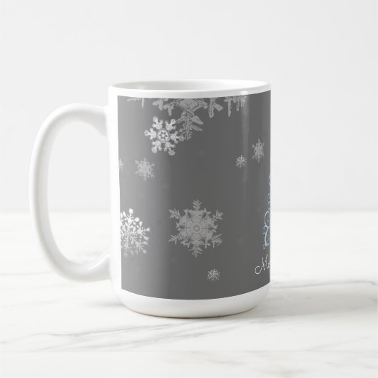 青いクリスマスツリーと雪片マグカップ コーヒーマグカップ (左)